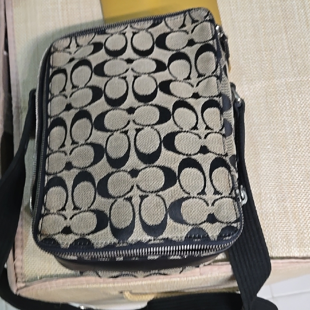 Coach Black and Cream Messenger Bag Signature Style (Camera Bag) NWOT - Picture 10 of 11